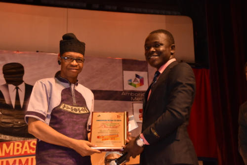 Hafiz Oyetoro receives his award at The Ambassadors Summit 2.0